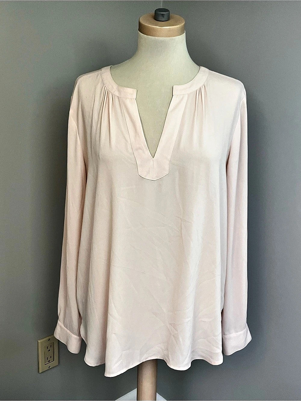 LOFT Pleated V-Neck Blouse in Pink Size Medium Like New